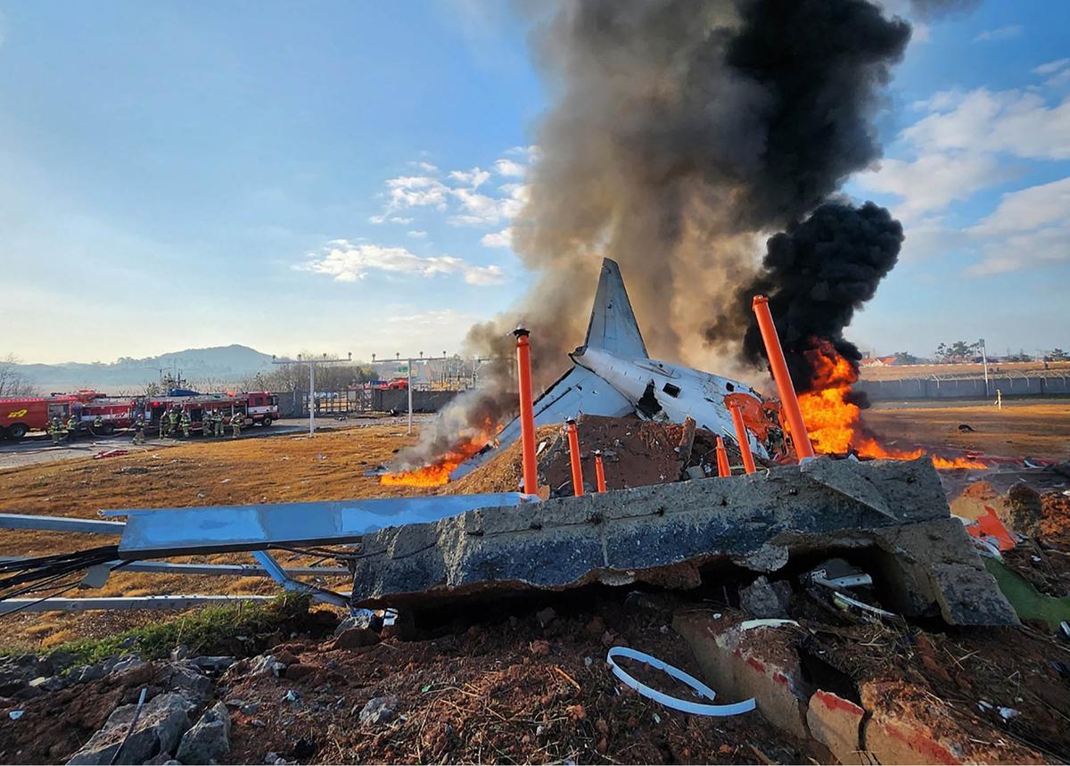 Tim SAR Evakuasi Korban Pesawat Jeju Air yang Jatuh Terbakar