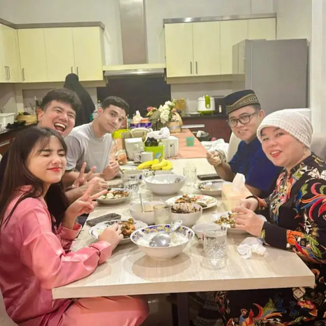 6 Potret Aktivitas Fuji Selama Ramadhan, Sahur dan Ngabuburit Bareng Keluarga