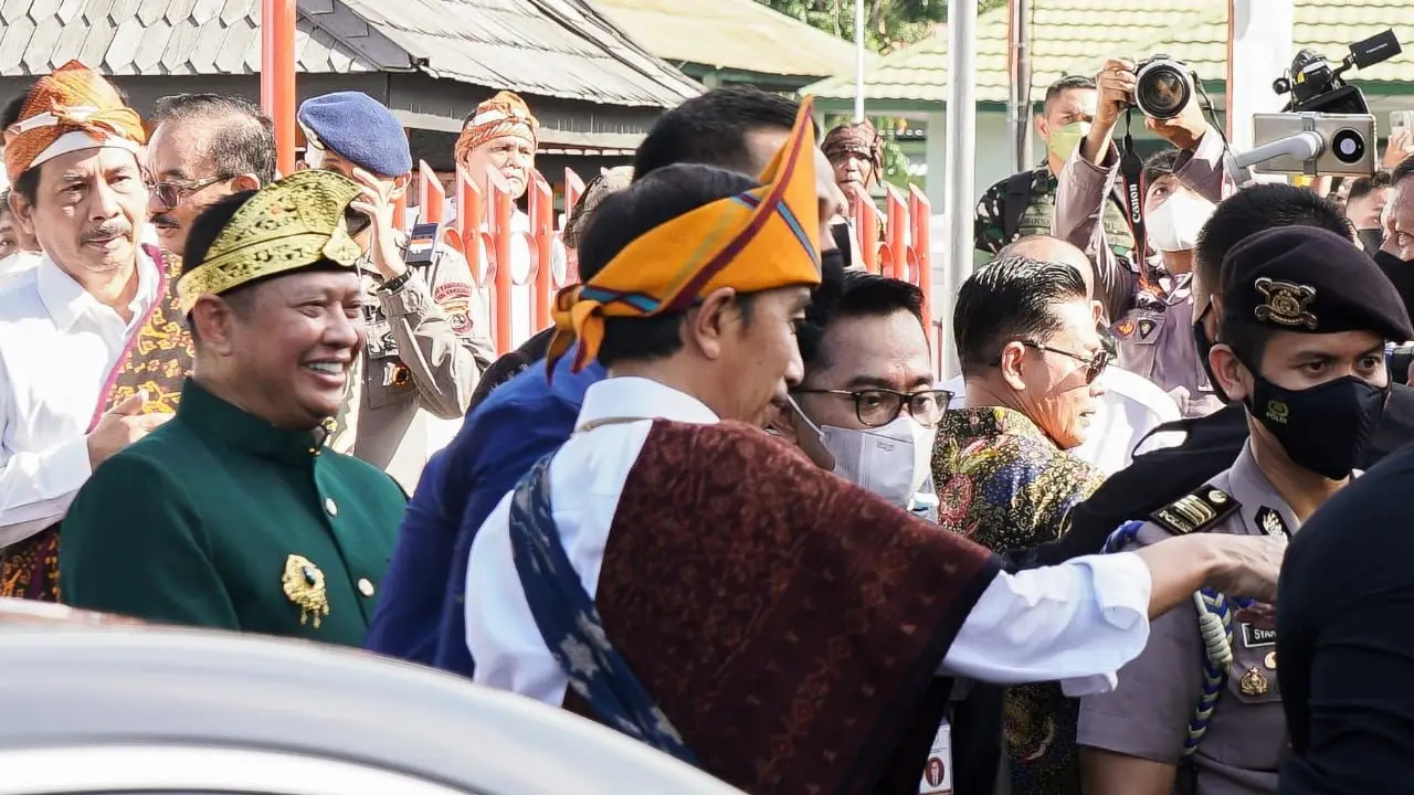Presiden Jokowi Bersama Ketua MPR Bamsoet di Ende (John Gomes)