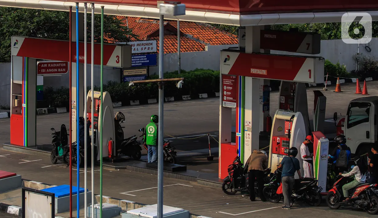 Konsumen melakukan pengisian bahan bakar minyak (BBM) di SPBU Kelapa Dua, Jakarta , Kamis (14/4/2022). Pemerintah memberi sinyal akan menaikkan harga Pertalite dan solar. Hal ini menjadi langkah pemerintah dalam menghadapi dampak kenaikan harga minyak mentah dunia. (Liputan6.com/Johan Tallo)