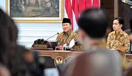 Presiden Prabowo Subianto didampingi Wapres Gibran Rakabuming Raka memimpin sidang perdana Kabinet Merah Putih di Istana, Jakarta, Rabu (23/10/2024). (Foto: Biro Pers Sekretariat Presiden)
