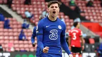 Gelandang Chelsea, Mason Mount, merayakan gol tendangan penalti yang dieksekusinya ke gawang Southampton pada laga pekan ke-25 Premier League 2020/2021 di St Mary's Stadium, Sabtu (20/2/2021) malam WIB. (AFP/Michael Steele)