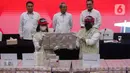 Petugas KPK menunjukkan barang bukti uang hasil sitaan dalam kasus yang menjerat Gubernur nonaktif Papua Lukas Enembe dalam jumpa pers di Gedung KPK, Jakarta Selatan, Senin (26/6/2023). (Liputan6.com/Herman Zakharia)