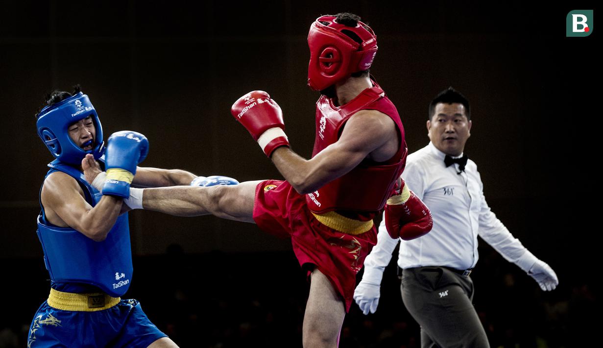 Atlet wushu China, Li Mengfan, terkena tendangan atlet wushu Iran, Foroud Zafari, pada laga final Asian Games XVIII di JiExpo Kemayoran, Jakarta, Kamis (23/8/2018). (Bola.com/Vitalis Yogi Trisna)