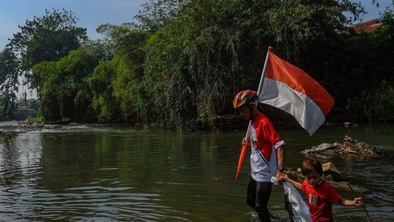 Selain itu, usai pelaksanakaan upacara pengibaran bendera, kegiatan dilanjutkan dengan melakukan aksi pembersihan sampah di sekitaran aliran sungai.