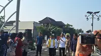 Presiden Jokowi saat akan meresmikan Sodetan Ciliwung Jakarta Timur, Senin (31/7/2023). (Liputan6.com/Lizsa Egeham)