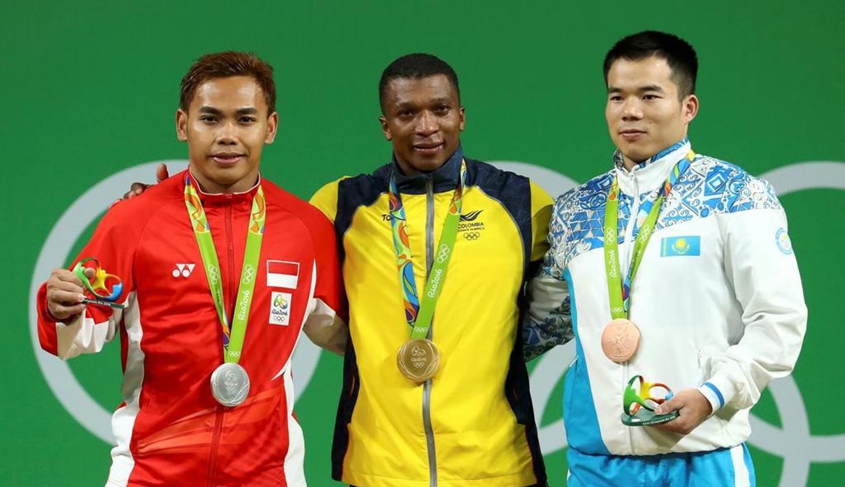 Eko Yuli Irawan (kiri) bersama peraih emas kelas 62 kg asal Kolombia, Oscar Figueroa (tengah), dan peraih perunggu asal Kazakhstan, Farkhad Kharki. (Reuters/Yves Herman)