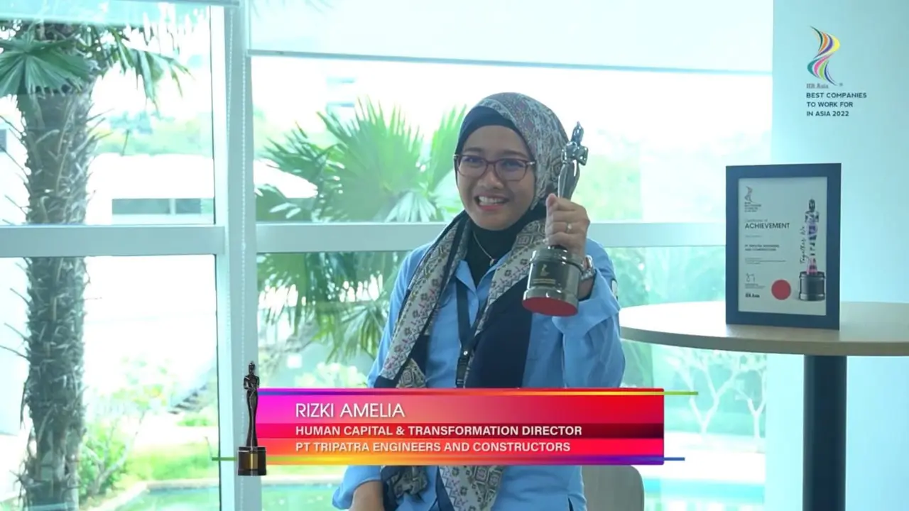 Human Capital & Transformation Director TRIPATRA, Rizki Amelia saat menerima penghargaan Best Companies to Work for in Asia 2022.