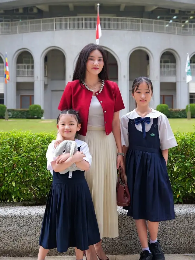 Sarwendah saat ambil raport dua putrinya di sekolah. [@sarwendah29]