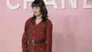 Aktris Jepang Rinko Kikuchi mengenakan light burgundy tweed jacket dipadukan matching skirt dari Fall-Winter 2023/24 RTW pre-collection. [Credit: CHANEL].