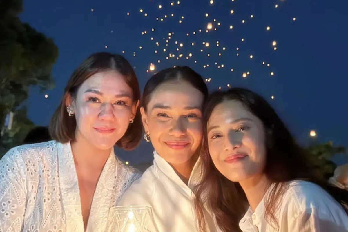 Reuni Geng Cinta di Festival Lampion Borobudur, Gaya Serasi Dian Sastrowardoyo, Adinia Wirasti, dan Sissy Prescillia Curi Perhatian