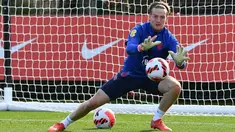 Kiper Inggris Jordan Pickford menghadiri sesi latihan di Hotspur Way Training Ground, London, Senin (11/10/2021). Inggris akan meladeni Hungaria dalam lanjutan Kualifikasi Piala Dunia 2022 zona Eropa Grup I pada Rabu, 13 Oktober 2021. (Ben STANSALL / AFP)