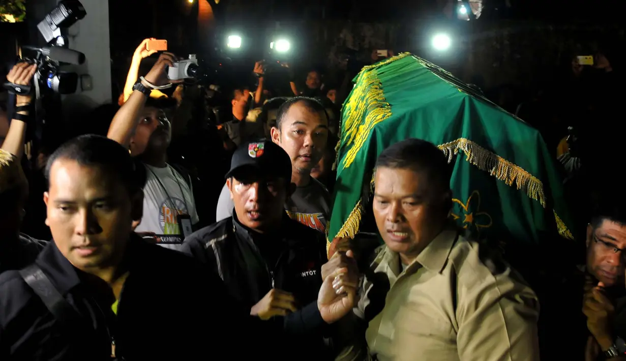 Kabar duka hadir dari aktris cantik yang sekaligus istri Ardie Bakrie, Nia Ramadhani.   Jumat (07/04/14), ayahnya, Priya Ramadhani meninggal dunia (Liputan6.com/Johan Tallo)