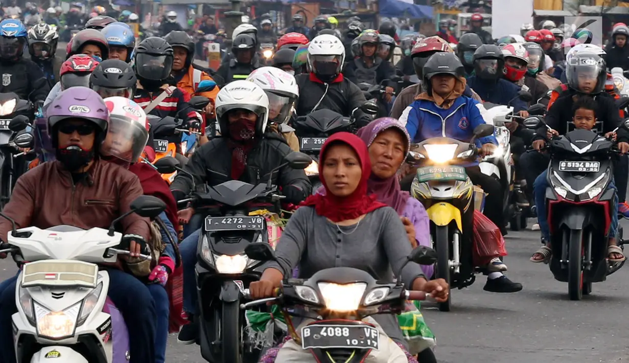 Pemudik sepeda motor memadati Jalur Pantai Utara (Pantura) Indramayu - Cirebon, Jawa Barat, Jumat (23/6). Memasuki H-2 lebaran, arus kendaraan pemudik terutama yang menggunakan motor membanjiri Jalur Pantura Indramayu - Cirebon. (Liputan6.com/Johan Tallo)