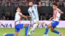 Kemenangan berharga tuan rumah Paraguay dicetak oleh gol spektakuler Antonio Sanabria melalui tendangan salto dan sundulan Omar Alderete. Sementara itu, Argentina sempat unggul cepat lewat aksi Lautaro Martinez pada menit ke-11. (AFP/Jose Bogado)