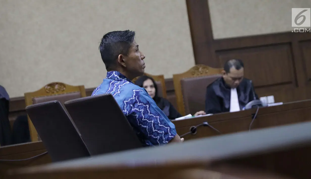 Terdakwa dugaan suap PT Krakatau Steel, Kurniawan Eddy Tjokro saat menjalani sidang pembacaan vonis di Pengadilan Tipikor, Jakarta, Kamis (15/8/2019). Direktur PT Tjokro Bersaudara tersebut divonis 1 tahun 3 bulan penjara dan denda sebesar Rp 100 juta. (Liputan6.com/Helmi Fithriansyah)