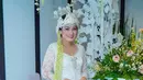 Titi Kamal jadi pengantin Sunda. Ia tampil elegan luar biasa dengan kebaya putih dan padu padan kain batik yang serasi, lengkap dengan siger dan ronce bunga melatinya. [Foto: Instagram/titi_kamall]