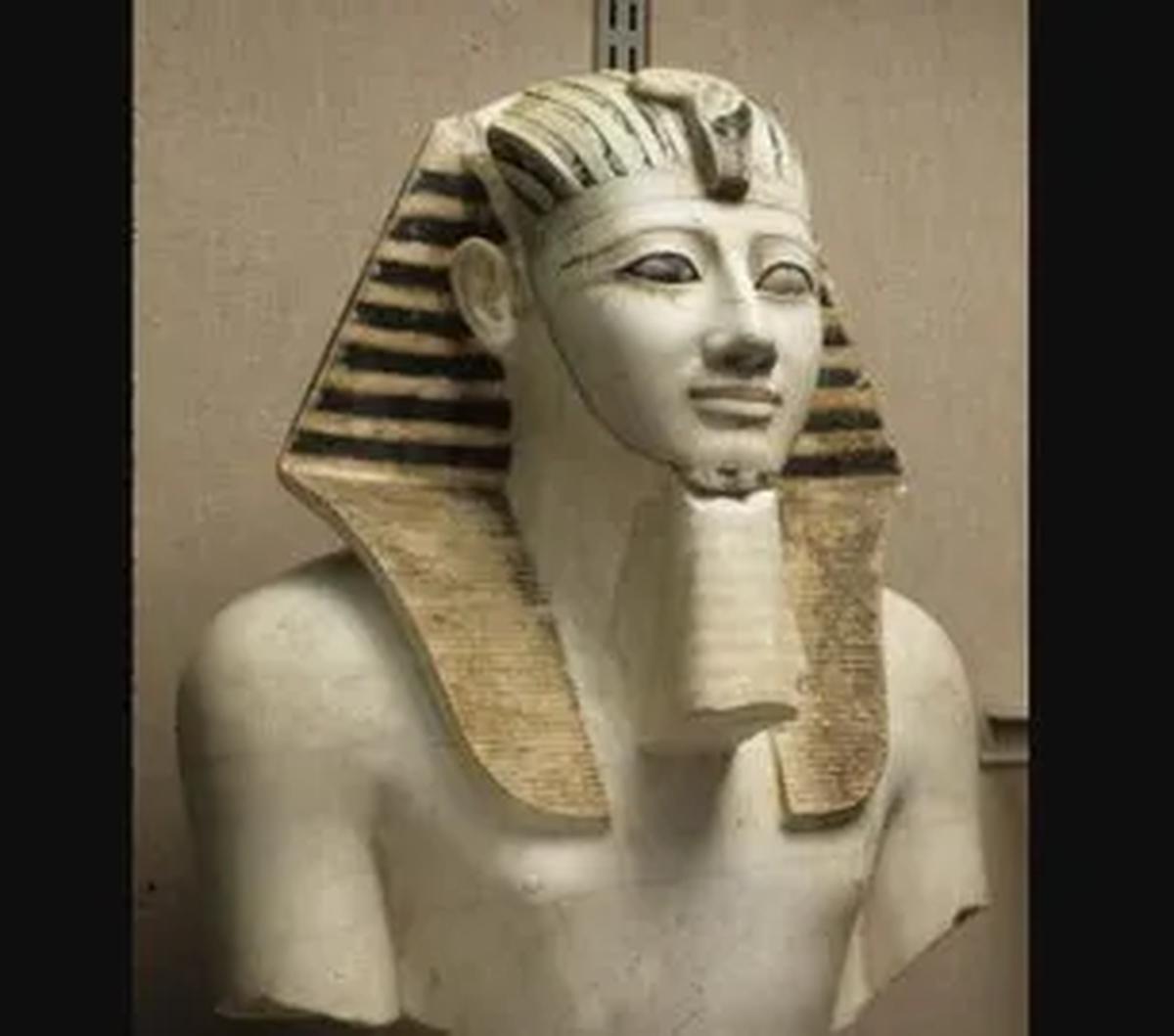 Thutmose III 

Thutmose atau Thutmosis adalah pewaris Dinasti ke-18 Mesir. Dia anak tiri firaun sebelumnya, Hatshepsut. 
Dia dikenal luas sebagai "Napoleon dari Mesir". Thutmosis III mencatat berbagai keberhasilan, termasuk dalam bidang militer. Dia be