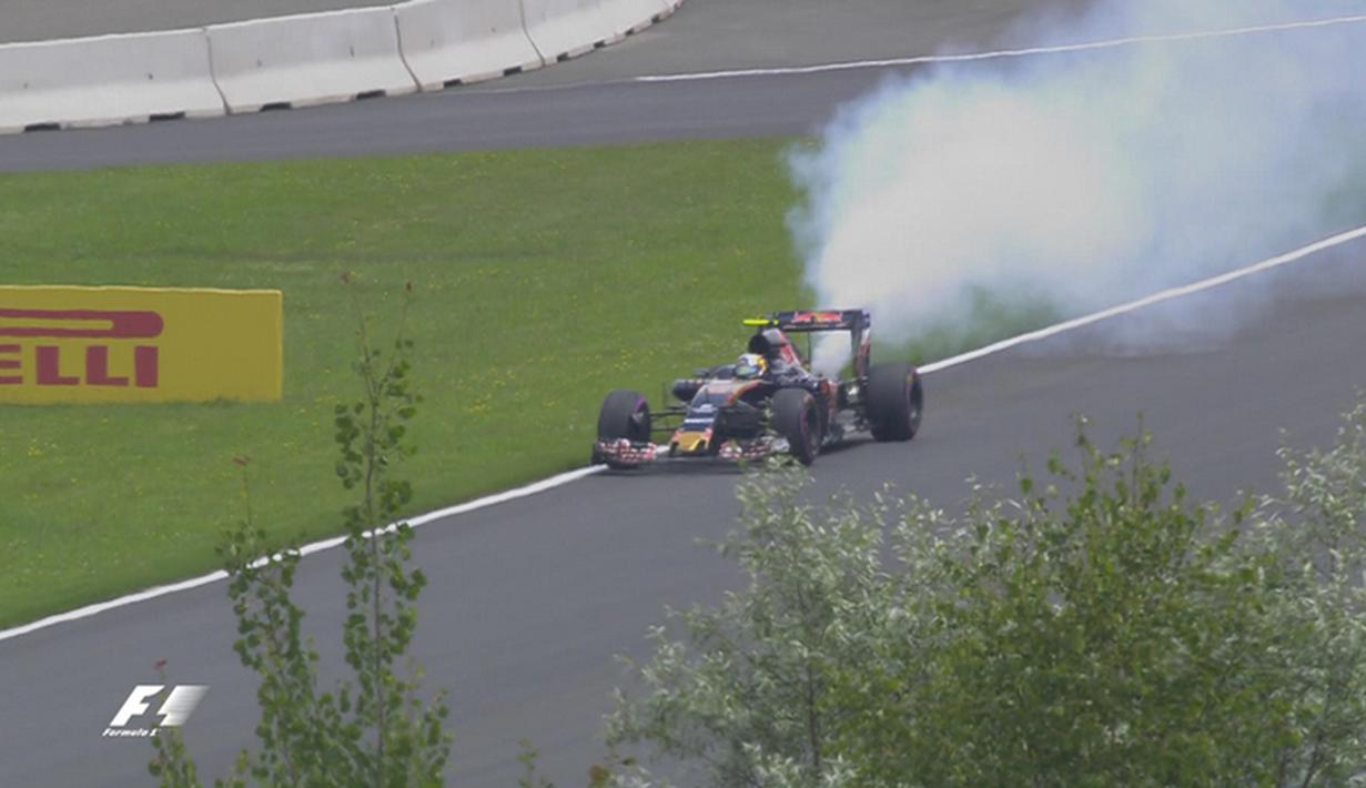 Pebalap Toro Rosso, Carlos Sainz Jr, mengalami gangguan mesin saat kualifikasi F1 GP Austria di Sirkuit Red Bull Ring, Austria, Sabtu (2/7/2016). (Bola.com/Twitter/F1)