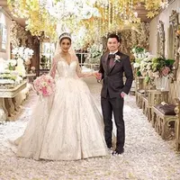 Pesta pernikahan Nabila Syakieb dan Reshwara Argya bertabur kristal dan bunga. (via instagram.com/nsyakieb85)