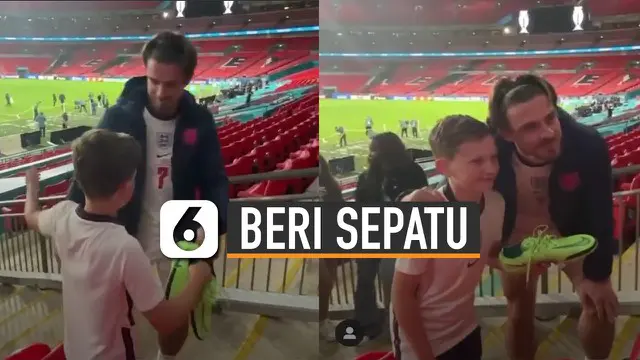 Ia menghampiri bocah laki-laki fans Inggris di tribun dan memberikan sepatu yang ia pakai.