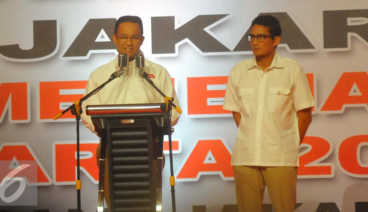 Anies Baswedan didampingi Sandiaga Uno (kiri) memberikan sambutan  saat rapat akbar kader di Jakarta, Minggu (8/1). Prabowo mengajak seluruh kader Gerindra untuk memenangkan pasangan cagub DKI nomor urut 3 tersebut. (Liputan6.com/Angga Yuniar)