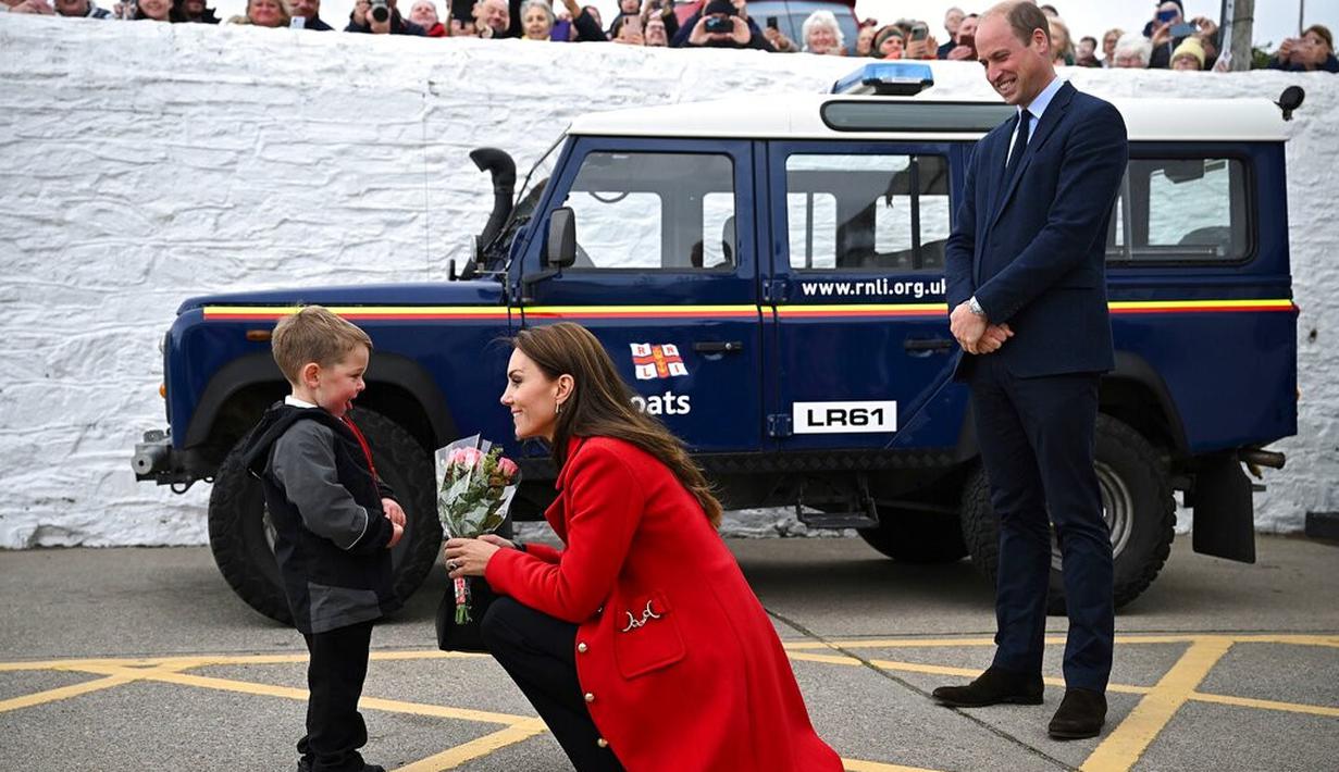 Pangeran William dan Kate Middleton saat mengunjungi Wales pada 27 Februari 2022. (Foto: Paul Ellis/Pool Photo vis AP)