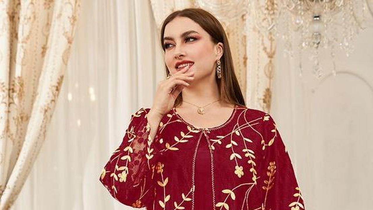 <b>Kebaya Berwarna Mencolok</b>