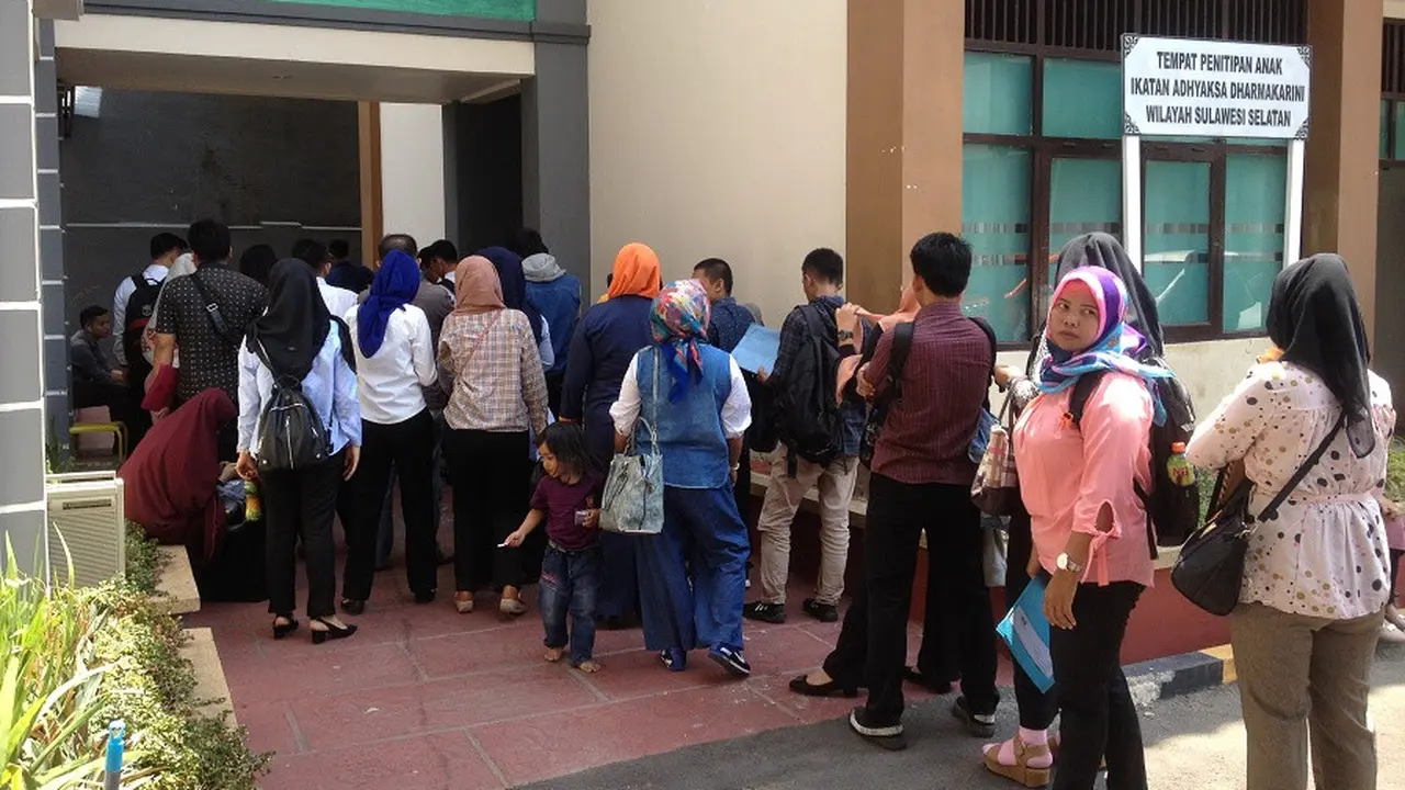 Kejati Sulsel tugaskan Jaksa Pembina nongkrong di meja panitia antisipasi aksi calo CPNS (Liputan6.com/ Eka Hakim)