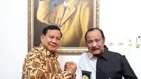 Ketua Umum Partai Gerindra Prabowo Subianto bersilaturahmi sekaligus menjenguk mantan komandannya, Jenderal TNI (Purn) Subagyo Hadi Siswoyo. (Ist)