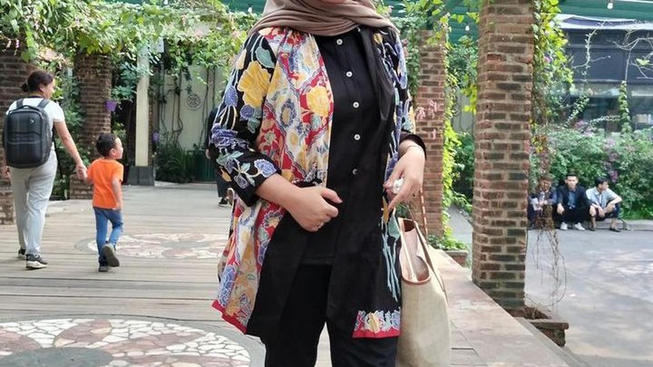 Gita KDI cukup aktif di media sosial, terutama Instagram. Dia kerap membagikan foto-foto terbarunya. Penampilan Gita KDI mencuri perhatian netizen. Potretnya dipuji cantik dengan balutan busana hijab yang dia kenakan. Belum lagi dengan aksesoris yang dia 