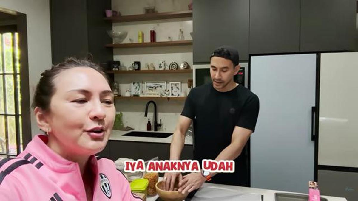 7 Potret Dapur Rumah Donna Agnesia dan Darius, Simpel tapi Elegan dan Nyaman