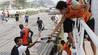 Para pemain Mitra Kukar turun dari kapal feri usai berlatih di Stadion Aji Imbut, Tenggarong, Kaltim, Sabtu (3/10/2015). (Bola.com/Vitalis Yogi Trisna)