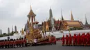 Suasana upacara kremasi mendiang Raja Bhumibol Adulyadej di Bangkok, Thailand, Kamis, (26/10). Prosesi kremasi Raja Bhumibol dilaporkan telah menelan biaya hingga Rp1,2 triliun. (AP Photo/Sakchai Lalit)