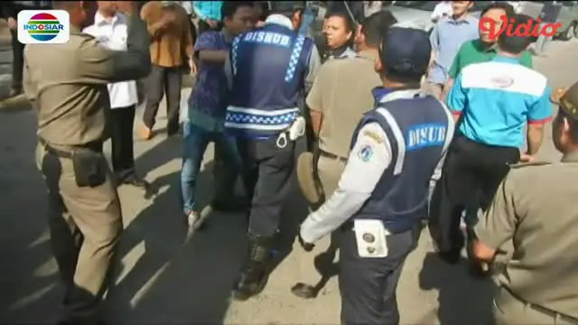 Razia parkir liar yang digelar petugas gabungan di Kebon Jeruk mendapat protes.