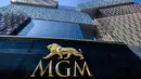 Suasana di luar pintu masuk resor kasino MGM Cotai di Macau (13/2). MGM China membuka resor mega multi-miliar dolar baru di strip Cotai yang mewah di Macau menyusul beberapa penundaan pada proses persetujuan pemerintah. (AFP Photo/Anthony Wallace)