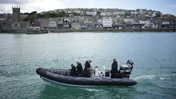 Polisi berpatroli jelang KTT G7 yang berlangsung di Teluk Carbis di St. Ives, Cornwall, Inggris, Senin (7/6/2021). Ribuan polisi tambahan mulai berdatangan di Devon dan Cornwall menjelang KTT G7 pada 11-13 Juni. (Aaron Chown/PA via AP)