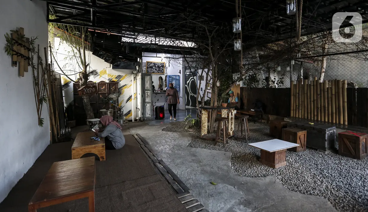 Suasana Kedai Poci (KEPO) di Hj Kelik, Kelapa Dua Srengseng, Jakarta Barat, Sabtu (18/9/2021). Pemilik usaha kafe ini keluhkan sepi dikarenakan baru bisa membuka usahanya belum lama ini. (Liputan6.com/Johan Tallo)