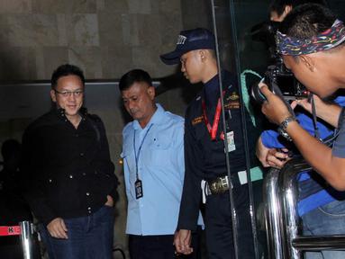 Mantan Wali Kota Tomohon, Jefferson Soleman Montesque Rumajar usai menjalani pemeriksaan di KPK, Jakarta, Selasa (19/5/2015). Ia diperiksa sebagai tersangka kasus dugaan korupsi kas APBD Pemkot Tomohon tahun 2009-2010. (Liputan6.com/Helmi Afandi)