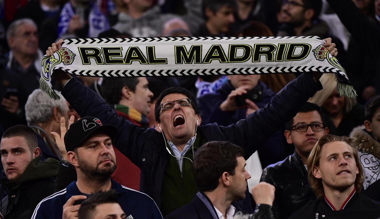 Ekspresi suporter Real Madrid saat mendukung timnya melawan Napoli pada laga 16 besar Liga Champions di Santiago Bernabeu stadium, Madrid (15/2/2017). Madrid menang 3-1. (AFP/Pierre-Philippe Marcou)