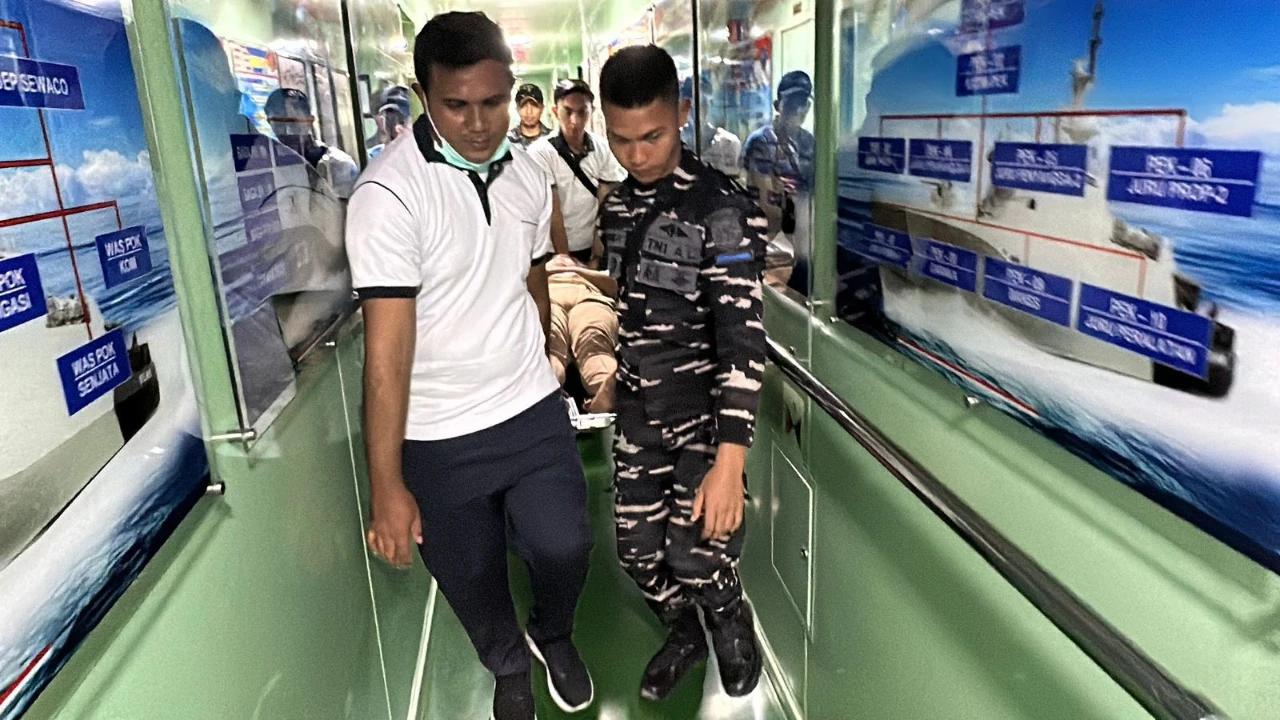 FOTO: TNI AL Evakuasi Korban Kecelakaan Kapal di Perairan Pulau Talise