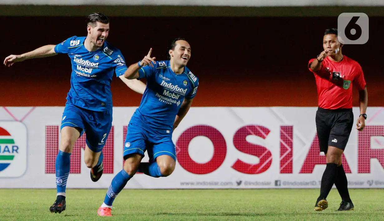 Pemain Persib Bandung, Ezra Walian, melakukan selebrasi usai mencetak gol ke gawang Persebaya Surabaya pada laga perempat final Piala Menpora 2021 di Stadion Maguwoharjo, Sleman, Minggu (11/4/2021). (Bola.com/M Iqbal Ichsan)