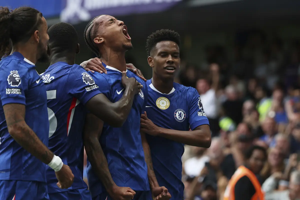 Skuad Chelsea merayakan gol Joao Pedro ke gawang Fulham di pekan ketiga Premier League 2025/2026 di Stamford Bridge, Sabtu (30/08/2025) malam WIB. (AP Photo/Ian Walton)