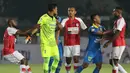 Kiper Persib Bandung, Natshir Fadhil, bersitegang dengan striker Persipura Jayapura, Marinus Wanewar, pada laga Liga 1 2019 di Stadion Si Jalak Harupat, Bandung, Sabtu (18/5). Persib menang 3-0 atas Persipura. (Bola.com/M. Iqbal Ichsan)