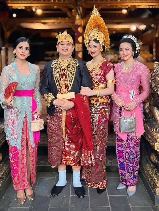 Sebagai padanan kebaya, Diah mengenakan rok songket dengan motif emas dan warna pink fuschia yang memukau. Belahan tinggi pada rok songket memberikan sentuhan modern dan berani, menciptakan keseimbangan antara kesan anggun dan dinamis. [@dps_diahpermatasari].