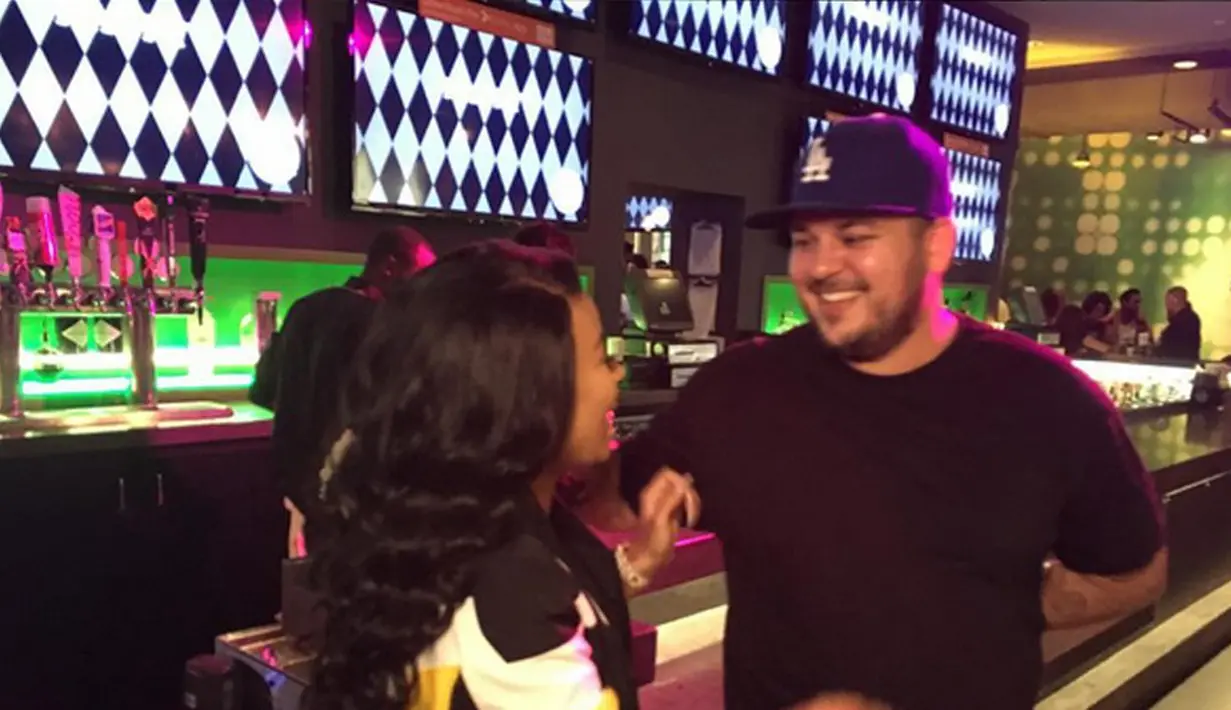 “Aku sangat yakin jika suatu saat nanti aku memiliki seorang bayi di tangan ku aku akan menjadi sosok ayah sesungguhnya dan akan menjadi ayah yang luar biasa,” ucap Rob Kardashian saat di wawancara E!News beberapa waktu lalu. (Instagram/blacchyna)