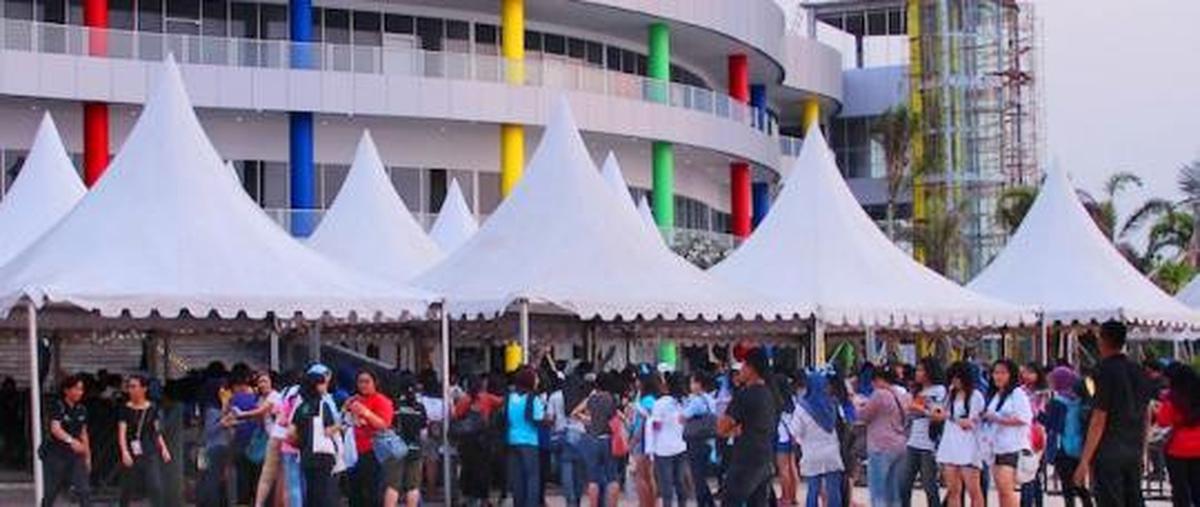 Penjagaan pintu masuk konser Super Junior di Indonesia pada hari perta 