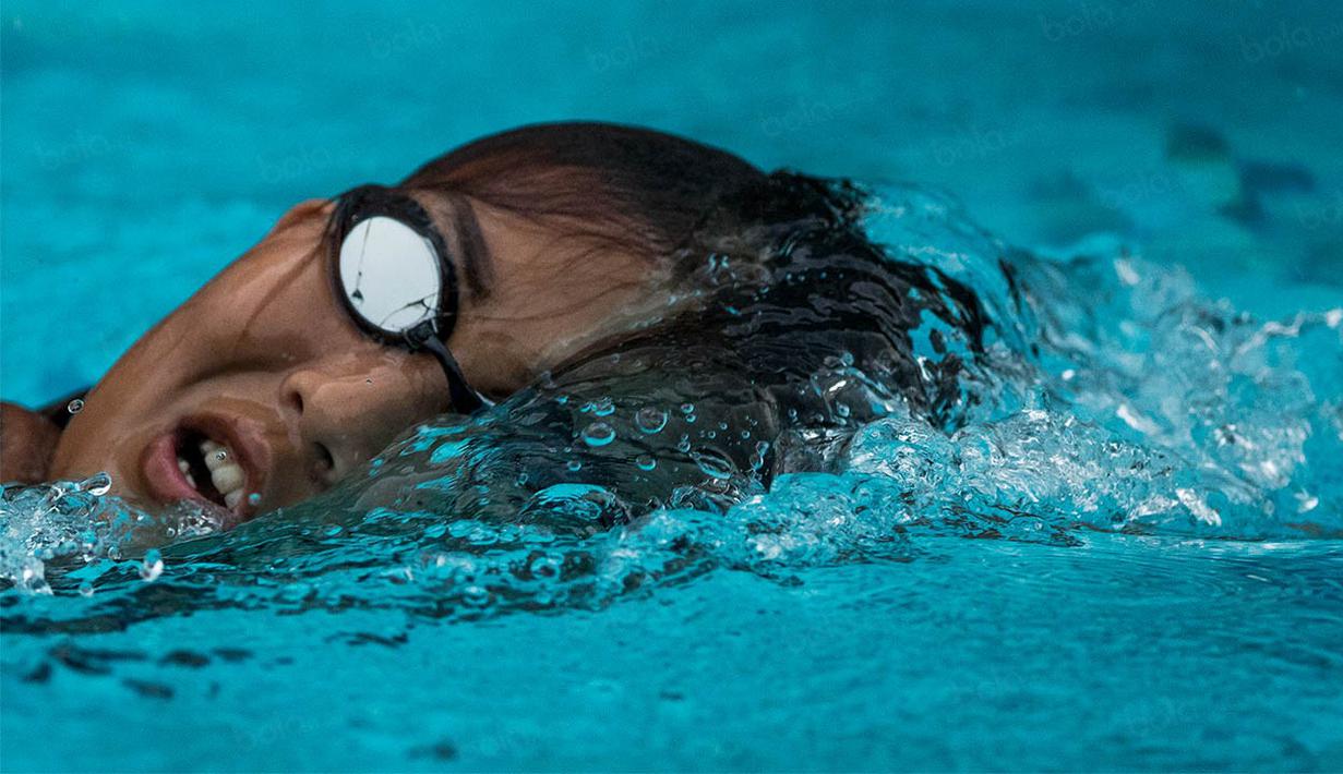 Perenang Indonesia, Raina Saumi Grahana, saat berlatih gaya bebas di Kolam Renang Cikini, Jakarta, Senin (31/10/2016). (Bola.com/Vitalis Yogi Trisna)