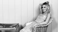 Chelsea Handler Pose Topless di Atas Punggung Unta