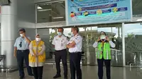 Kepala Bandara Mutiara Sis Aljufri Palu bersama petugas KKP saat memberi keterangan pers terkait 18 siswa IPDN menggunakan surat keterangan (suket) rapid antigen yang diduga palsu untuk ke Jakarta, Kamis (11/2/2021). (Liputan6.com/Heri Susanto)